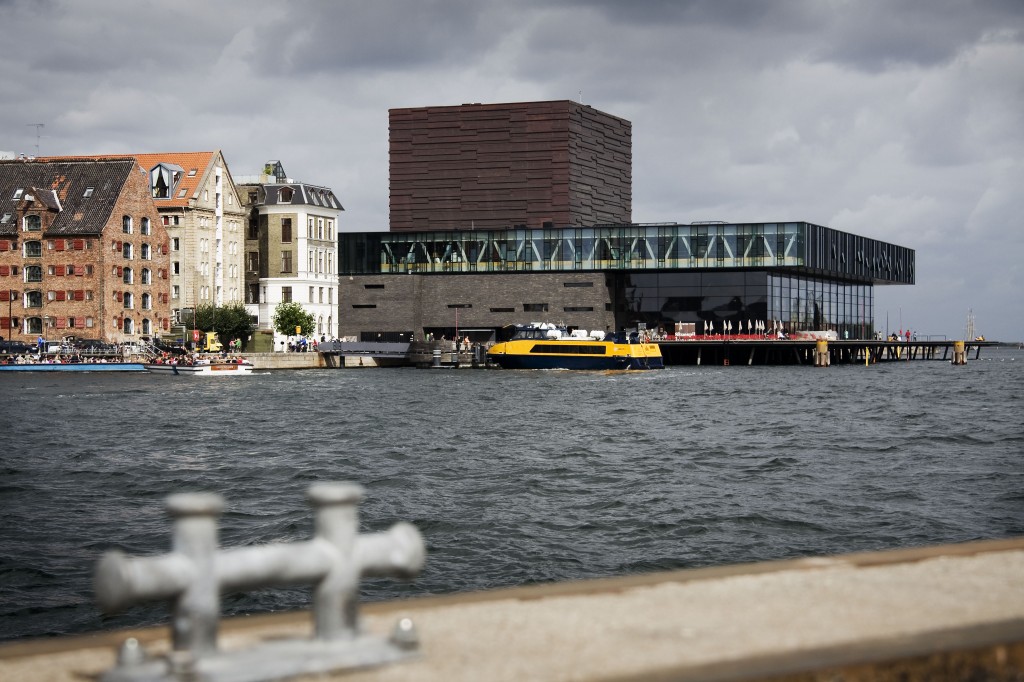 Skuespilshuset med havnebus set fra Christianshavn
